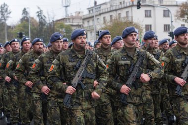 Avrupa street, Prag-Ekim 28, 2018: Çek ordu askerleri yürüyüşe üzerinde oluşturma Çekoslovakya'yı 28 Ekim 2018 Prag, Çek Cumhuriyeti için 100 yıldönümü için askeri geçit töreni 