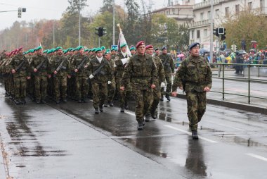 Avrupa street, Prag-Ekim 28, 2018: Çek ordu askerleri yürüyüşe üzerinde oluşturma Çekoslovakya'yı 28 Ekim 2018 Prag, Çek Cumhuriyeti için 100 yıldönümü için askeri geçit töreni 