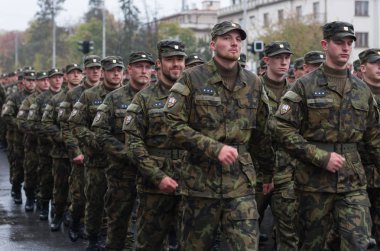 Avrupa street, Prag-Ekim 28, 2018: Çek ordu askerleri yürüyüşe üzerinde oluşturma Çekoslovakya'yı 28 Ekim 2018 Prag, Çek Cumhuriyeti için 100 yıldönümü için askeri geçit töreni 