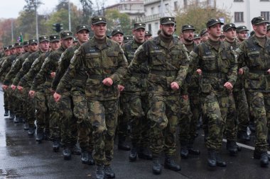 Avrupa street, Prag-Ekim 28, 2018: Çek ordu askerleri yürüyüşe üzerinde oluşturma Çekoslovakya'yı 28 Ekim 2018 Prag, Çek Cumhuriyeti için 100 yıldönümü için askeri geçit töreni 