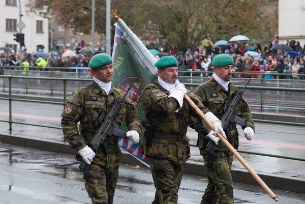 Evropská Ulice Praha Říjen 2018 Vojáci České Armády Jsou Pochodovat — Stock fotografie