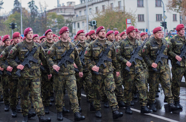Европейская улица, Прага-28 октября 2018 года: 28 октября 2018 года в Праге (Чехия) солдаты Чешской армии идут на военный парад в честь 100-летия создания Чехословакии
 