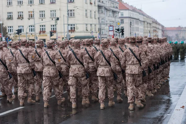 2018年10月28日 布拉格欧洲街 捷克军队士兵正在捷克布拉格为创建100周年举行阅兵式 — 图库照片