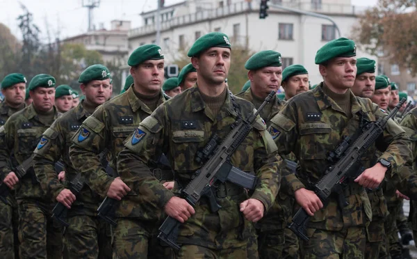 Європейський Вулиці Прага Жовтень 2018 Солдати Чеської Армії Крокують Військовому — стокове фото