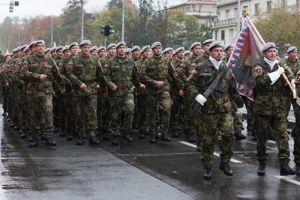 2018年10月28日 布拉格欧洲街 捷克军队士兵正在捷克布拉格为创建100周年举行阅兵式 — 图库照片