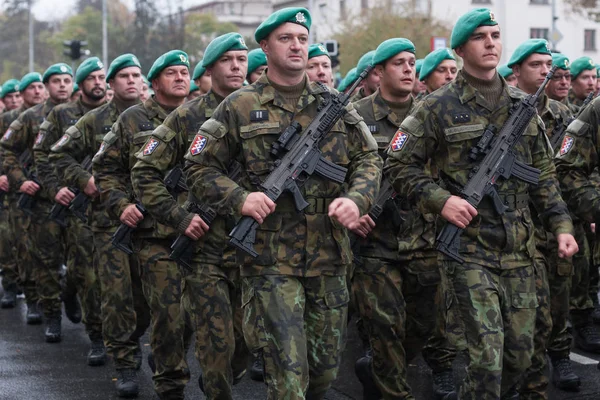 Calle Europea Praga Octubre 2018 Soldados Del Ejército Checo Marchan — Foto de Stock