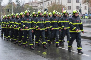 Avrupa street, Prag-Ekim 28, 2018: itfaiye işçileri oluşturma Çekoslovakya'yı 28 Ekim 2018 Prag, Çek Cumhuriyeti için 100 yıldönümü için askeri geçit üzerinde yürüyen 