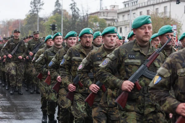 Європейський Вулиці Прага Жовтень 2018 Одна Жінка Солдата Між Чоловіки — стокове фото