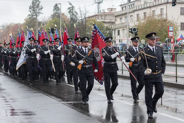 2018年10月28日 布拉格欧洲街 捷克共和国警察工作人员正在捷克布拉格游行 庆祝创建100周年 — 图库照片