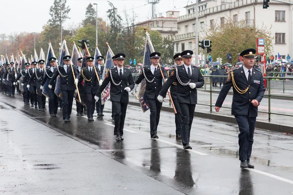 2018年10月28日 布拉格欧洲街 消防大队工作人员正在捷克布拉格为创建100周年举行阅兵式 — 图库照片