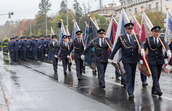Європейський Вулиці Прага Жовтень 2018 Пожежна Команда Працівників Крокують Військовому — стокове фото