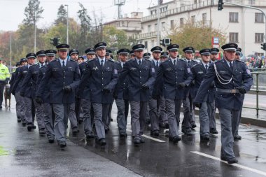 Avrupa street, Prag-Ekim 28, 2018: gümrük memurları oluşturma Çekoslovakya'yı 28 Ekim 2018 Prag, Çek Cumhuriyeti için 100 yıldönümü için askeri geçit üzerinde yürüyen 