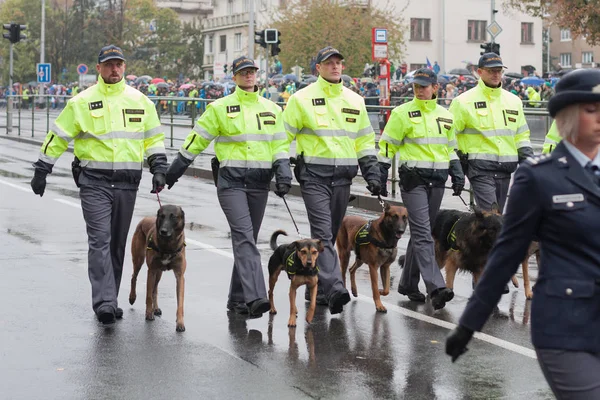 Європейський Вулиці Прага Жовтень 2018 Співробітники Митниці Службовими Собаками Крокують — стокове фото