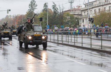 Avrupa street, Prag-Ekim 28, 2018: Çek ordu asker sürme Land Rover Defender arabalar üzerinde askeri geçit töreni 28 Ekim 2018 üzerinde Prag, Çek Cumhuriyeti 