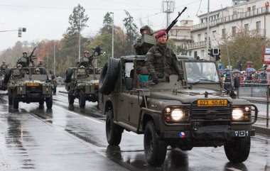Avrupa street, Prag-Ekim 28, 2018: Çek ordu asker sürme Land Rover Defender arabalar üzerinde askeri geçit töreni 28 Ekim 2018 üzerinde Prag, Çek Cumhuriyeti 
