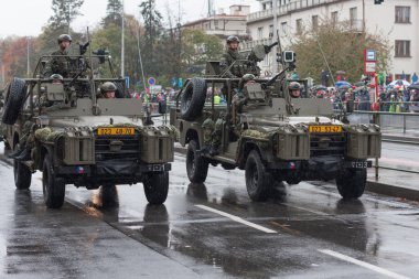 Çek ordu askerleri Land Rover Defender araba sürme  