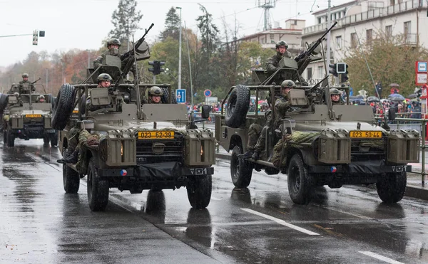 Avrupa street, Prag-Ekim 28, 2018: Çek ordu asker sürme Land Rover Defender arabalar üzerinde askeri geçit töreni 28 Ekim 2018 üzerinde Prag, Çek Cumhuriyeti 