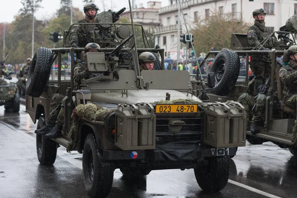 チェコ軍の兵士たちは、ランドローバー ディフェンダー車を乗っています。 — ストック写真