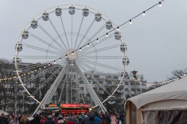 Brno, Çek Cumhuriyeti-Aralık 16,2018: Noel dönme dolap üzerinde 16 Aralık 2018 advent anda Moravyalı square, Brno, Çek Cumhuriyeti 