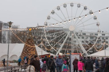Brno, Çek Cumhuriyeti-Aralık 16,2018: Noel dönme dolap üzerinde 16 Aralık 2018 advent anda Moravyalı square, Brno, Çek Cumhuriyeti 