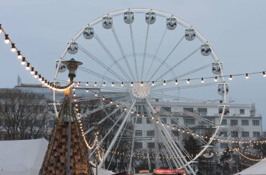Brno, Çek Cumhuriyeti-Aralık 16,2018: Noel dönme dolap üzerinde 16 Aralık 2018 advent anda Moravyalı square, Brno, Çek Cumhuriyeti 