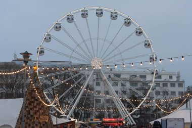 Brno, Çek Cumhuriyeti-Aralık 16,2018: Noel dönme dolap üzerinde 16 Aralık 2018 advent anda Moravyalı square, Brno, Çek Cumhuriyeti 