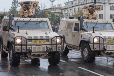 Avrupa street, Prag-Ekim 28, 2018: Çek ordu asker sürme Iveco Lmv askeri geçit üzerinde 28 Ekim 2018 Prag, Çek Cumhuriyeti 
