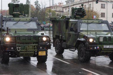 Avrupa street, Prag-Ekim 28, 2018: Çek ordu asker sürme Iveco Lmv askeri geçit üzerinde 28 Ekim 2018 Prag, Çek Cumhuriyeti 
