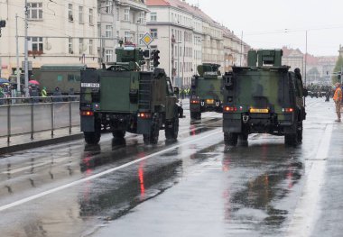 Avrupa street, Prag-Ekim 28, 2018: Çek ordu asker sürme Iveco Lmv askeri geçit üzerinde 28 Ekim 2018 Prag, Çek Cumhuriyeti 
