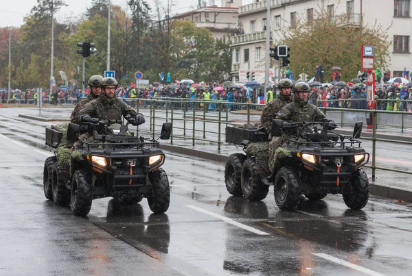 Європейський Вулиці Прага Жовтень 2018 Солдати Чеської Армії Їзда Atv — стокове фото