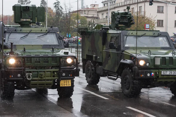 ヨーロッパの街 プラハ 2018 チェコ軍の兵士が乗っている Iveco Lmv 軍事パレードに 2018 チェコ共和国のプラハで — ストック写真