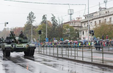 Avrupa street, Prag-Ekim 28, 2018: Çek ordu asker sürme ana muharebe tankı T - 24m 4 Cz üzerinde askeri geçit töreni 28 Ekim 2018 üzerinde Prag, Çek Cumhuriyeti 