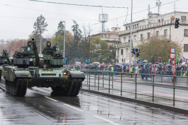 Avrupa street, Prag-Ekim 28, 2018: Çek ordu asker sürme ana muharebe tankı T - 24m 4 Cz üzerinde askeri geçit töreni 28 Ekim 2018 üzerinde Prag, Çek Cumhuriyeti 