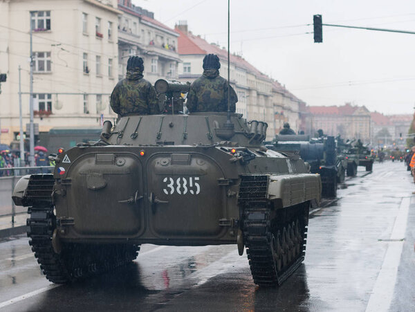 Европейская улица, Прага-28 октября 2018 года: Солдаты Чешской армии едут на боевом автомобиле пехоты BVP-2 на военном параде 28 октября 2018 года в Праге, Чехия
 