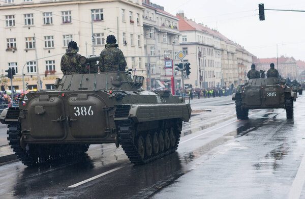 Европейская улица, Прага-28 октября 2018 года: Солдаты Чешской армии едут на боевом автомобиле пехоты BVP-2 на военном параде 28 октября 2018 года в Праге, Чехия
 