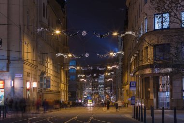 Brno, Çek Cumhuriyeti-Aralık 26,2018: insanlar üzerinde 26 Aralık 2018 advent anda Rasinova Caddesi'nde yürüyen Brno, Çek Cumhuriyeti