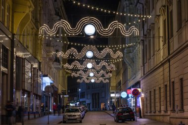 Brno, Çek Cumhuriyeti-Aralık 30,2018: insanlar ve Noel dekorasyon sokak Behounska 30 Aralık 2018 üzerinde yürüme Brno, Çek Cumhuriyeti