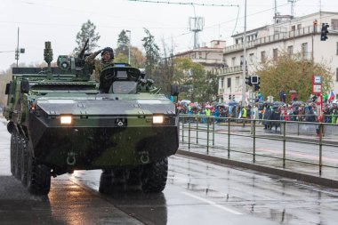 Çek ordu askerleri tekerlekli keşif aracı biniyor