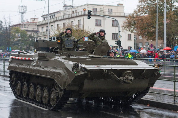 Солдаты чешской армии едут на автомобиле VPV
