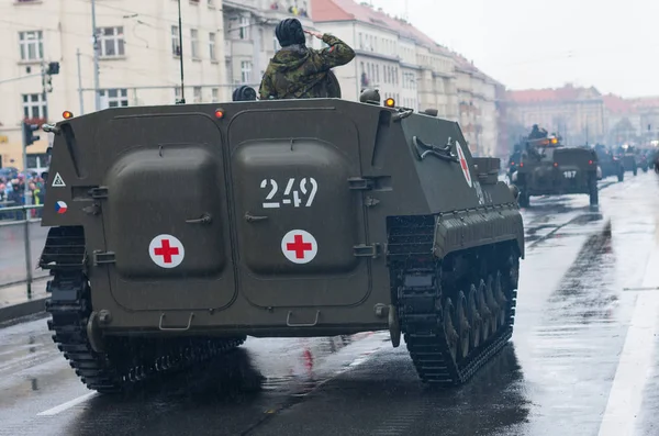 チェコ軍の兵士、装甲救急車を m に乗っています。 — ストック写真