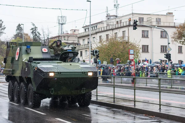 チェコ軍の兵士が装甲医療車両 Pandur を乗っています。 — ストック写真