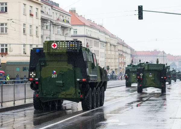 Des soldats de l'armée tchèque conduisent un véhicule blindé médical Pandur — Photo