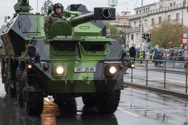 Солдаты чешской армии едут на колесном самоходном гаубице

