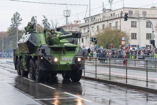 Солдаты чешской армии едут на колесном самоходном гаубице
