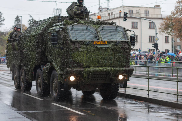 Солдаты чешской армии едут на колесных миномётах
