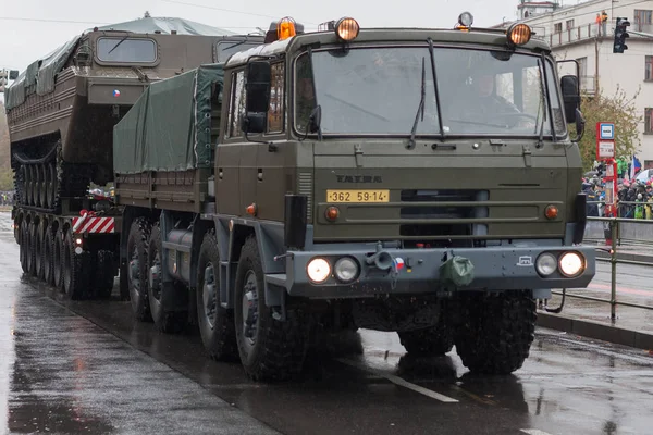 Солдаты чешской армии едут на военном грузовике с плавающей т — стоковое фото