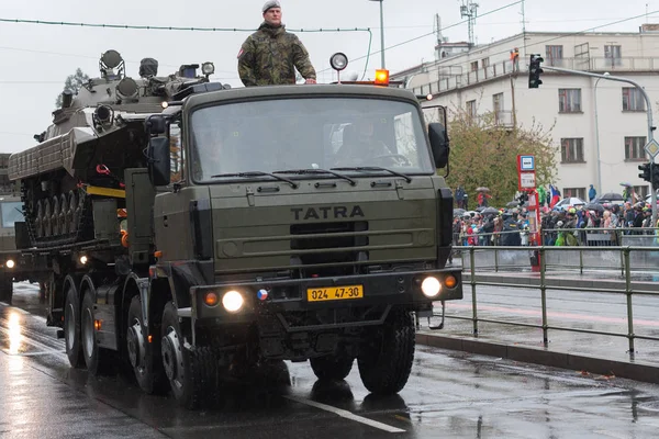 Чеської армії солдатів їзда військового вантажівки з піхотного f — стокове фото