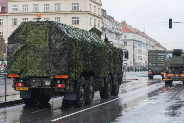 Солдаты чешской армии едут на передвижной мастерской по военному делу — стоковое фото