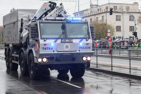 Сотрудники полиции едут на полицейском грузовике на военном параде — стоковое фото
