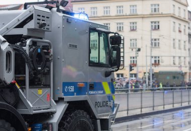 Polis işçi askeri geçit polis kamyon sürme